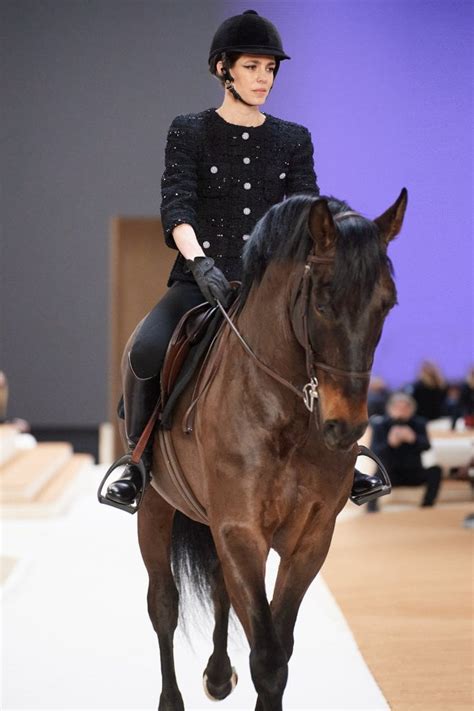 chanel a cavallo|Una emozionante Charlotte Casiraghi a cavallo apre la sfilata .